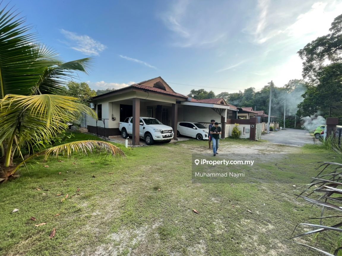 Telok Kalong, Kemaman Corner lot Semidetached House 3 bedrooms for