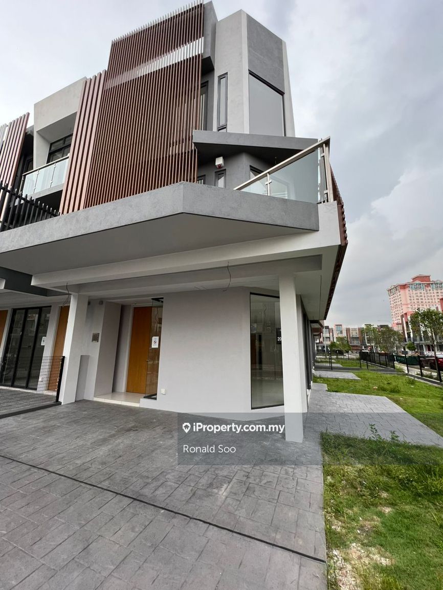 Puchong Legenda, Puchong Corner lot 3sty Terrace/Link House 6 bedrooms