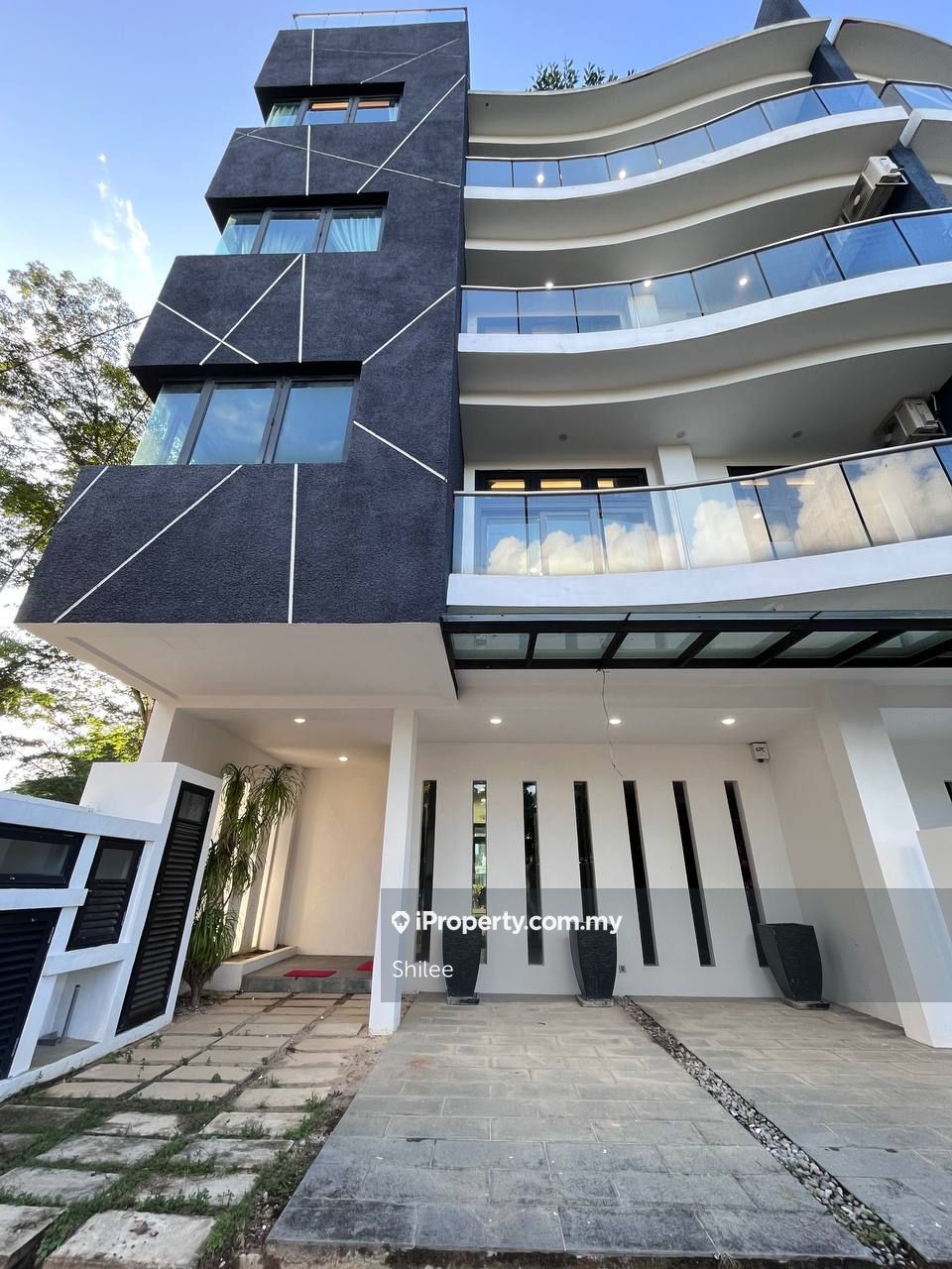 Taman Melodies, Johor Bahru End lot 4sty Terrace/Link House 6 bedrooms