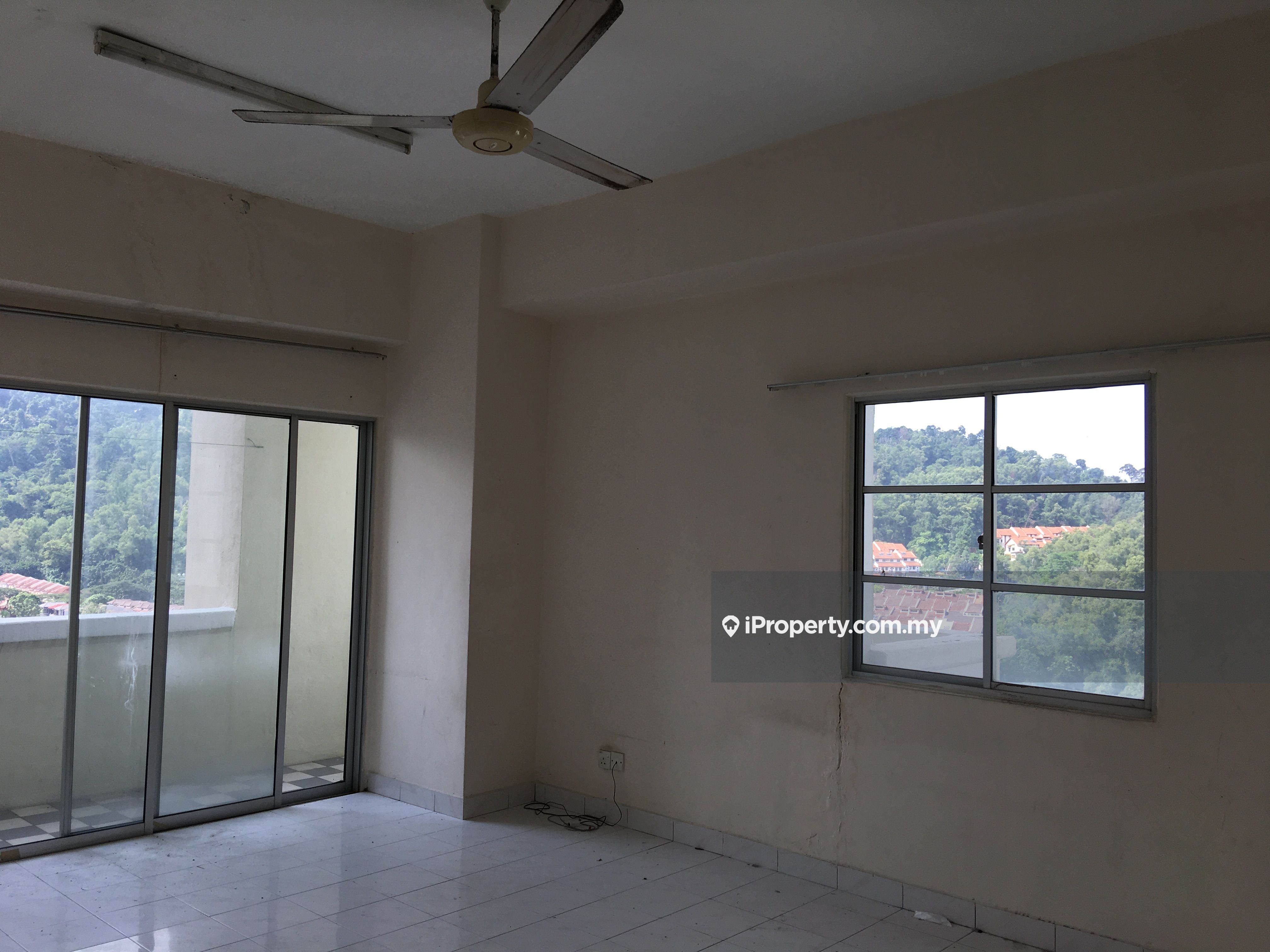 Puncak Athenaeum Intermediate Condominium 3 bedrooms for sale in Ulu