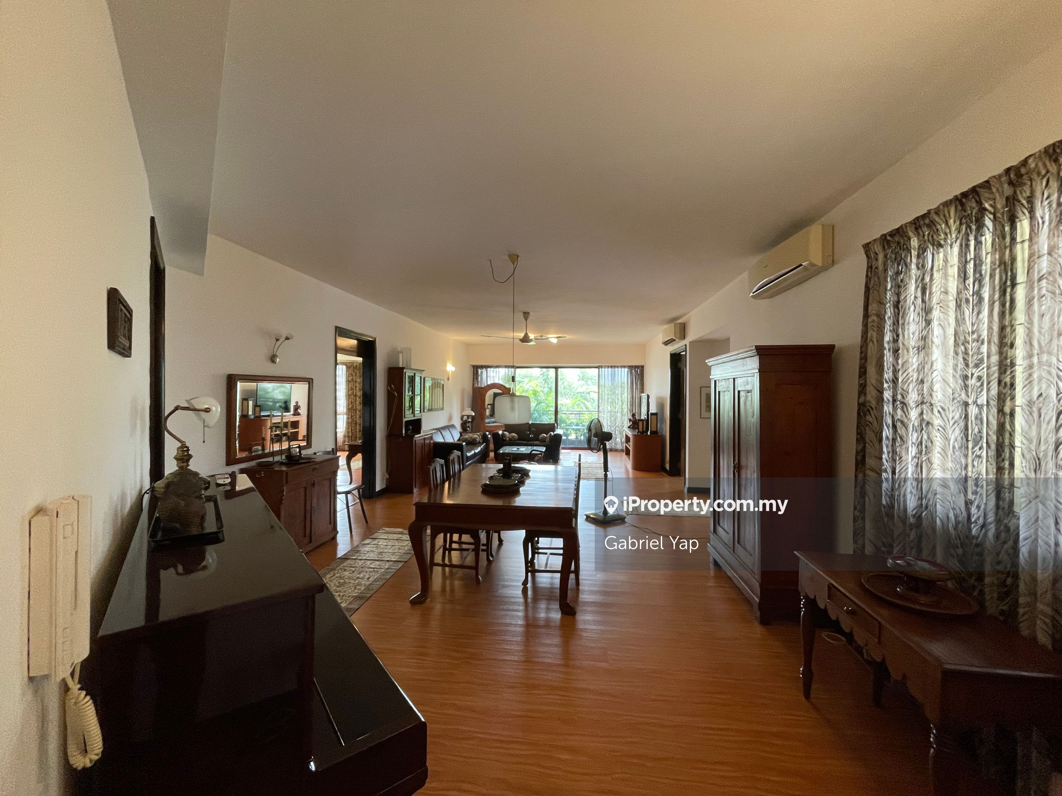 Nicely Furbished Corner Unit in Well Kept State; Walkable to Bsc & MRT