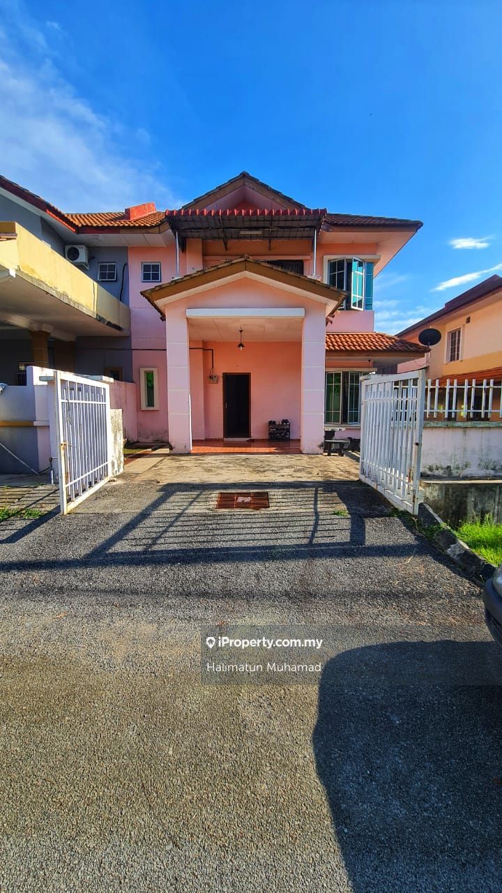 Bandar Bukit Mahkota, Bangi Corner lot Semidetached House 4 bedrooms