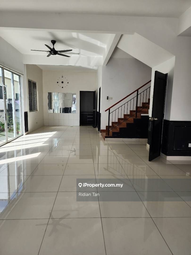 Bandar Parklands, Klang Intermediate Cluster House 4+1 bedrooms for