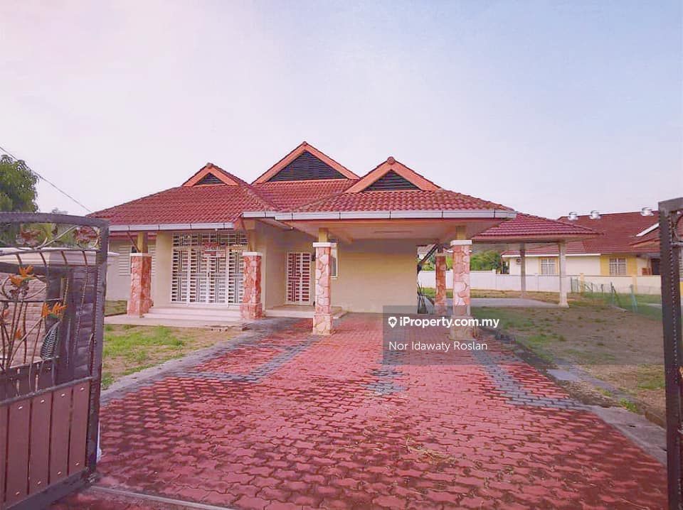 Villa Tanjung Permai, Batu Kawan Intermediate Bungalow 5 bedrooms for rent