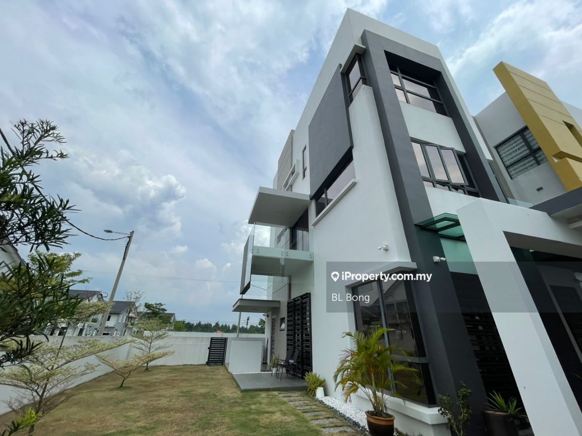 8 Residence Padang Temu, Melaka Tengah Corner lot 3sty Terrace/Link