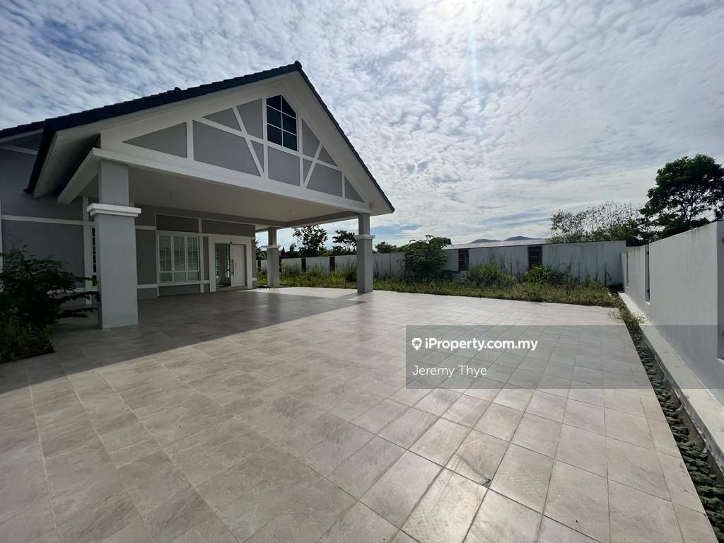 Kluang Taman Parkland Single Storey Bangalow House, Kluang Corner lot