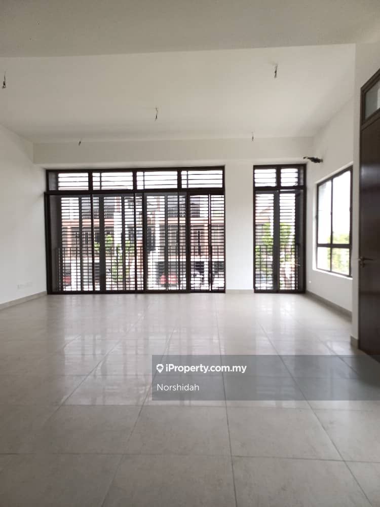 Cyberjaya End lot 3sty Terrace/Link House 7 bedrooms for sale