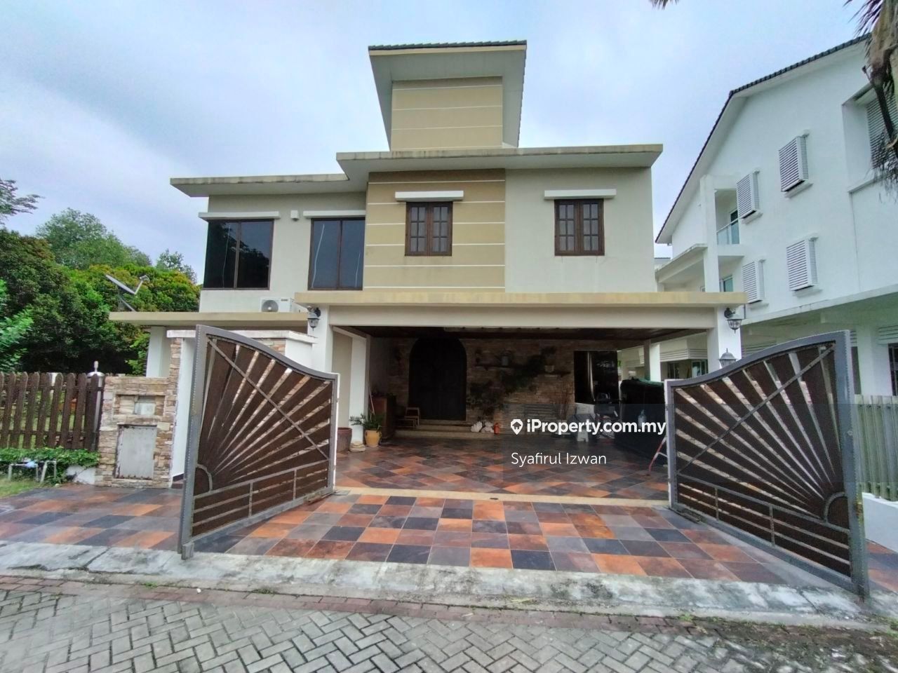 Putra Heights Corner lot Bungalow 6 bedrooms for sale
