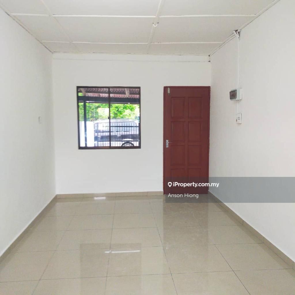 Taman Universiti, Johor Bahru 1sty Terrace/Link House 2 bedrooms for
