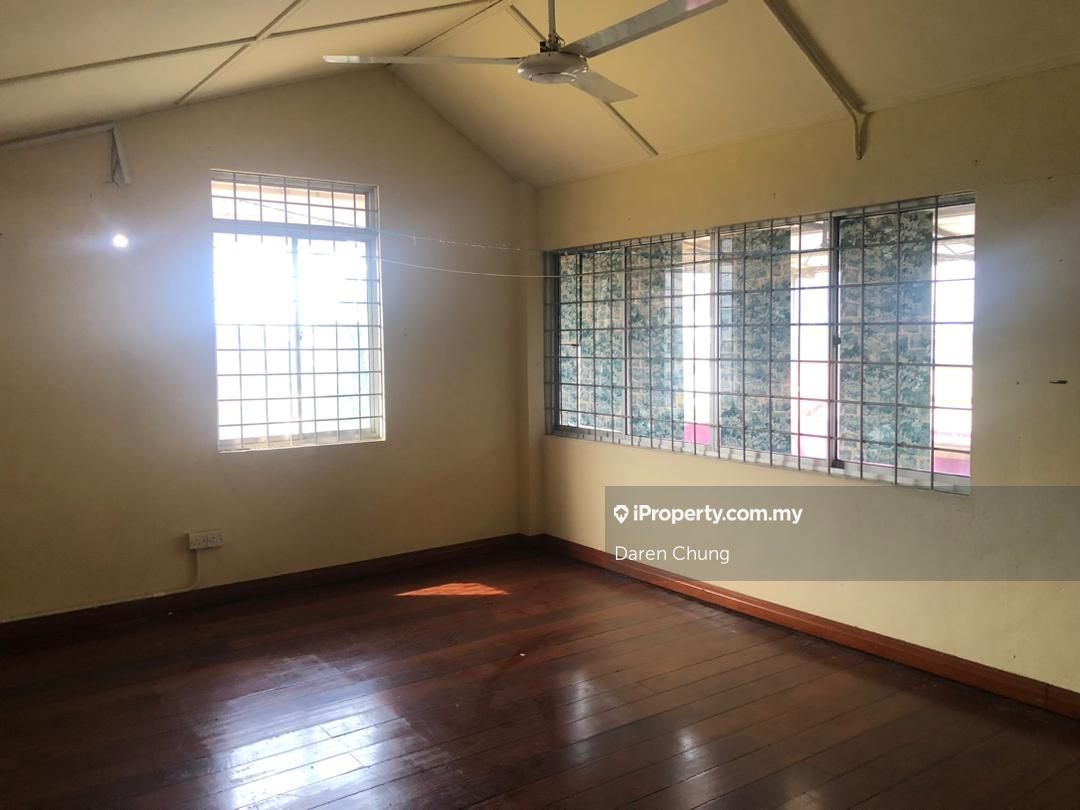 Padungan 3 and the half storey shoplot house for rent, Padungan storey