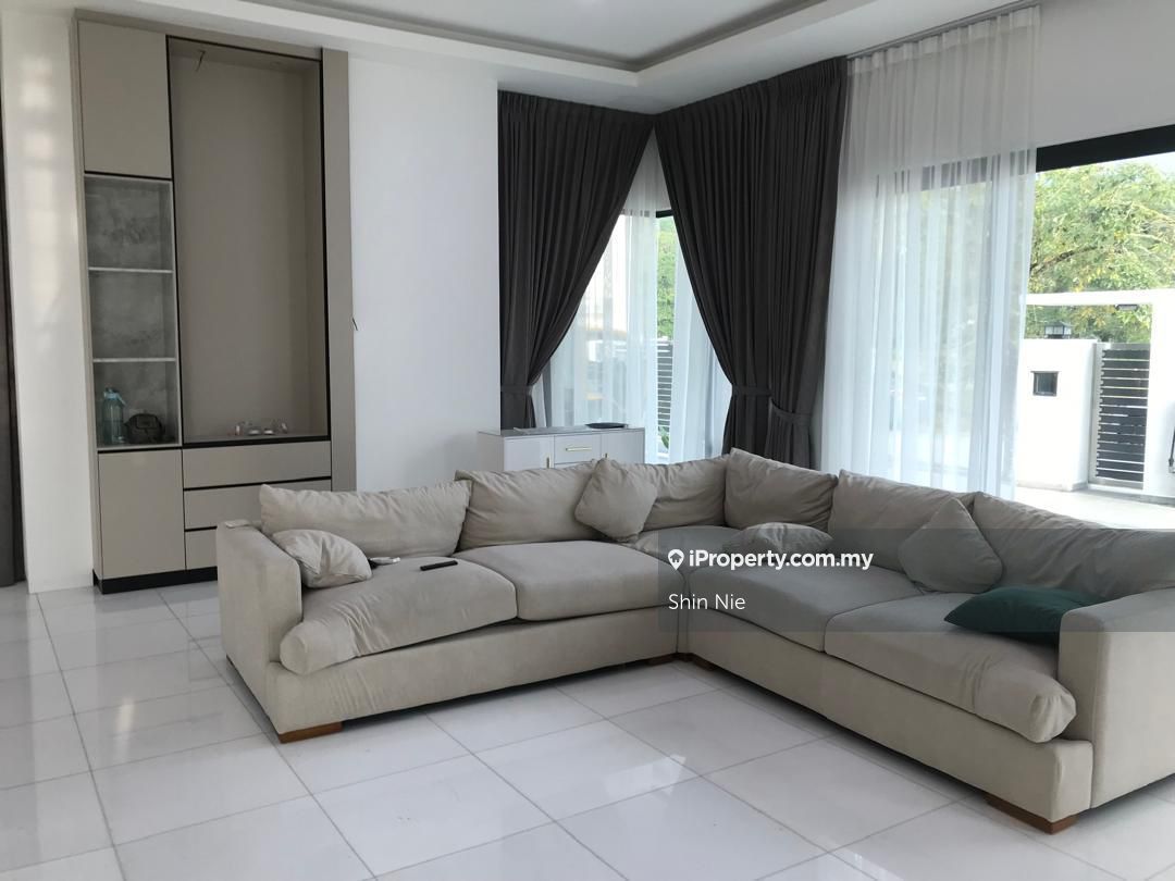 jalan cempaka ,the mines resort,bluewater estate, Seri Kembangan for