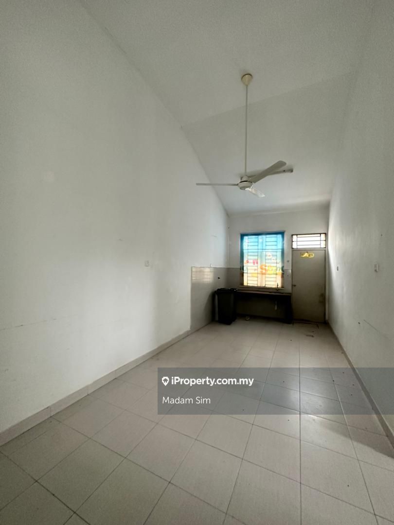Jalan Merak Bandar Putra Kulai, Kulai Intermediate 1sty Terrace/Link