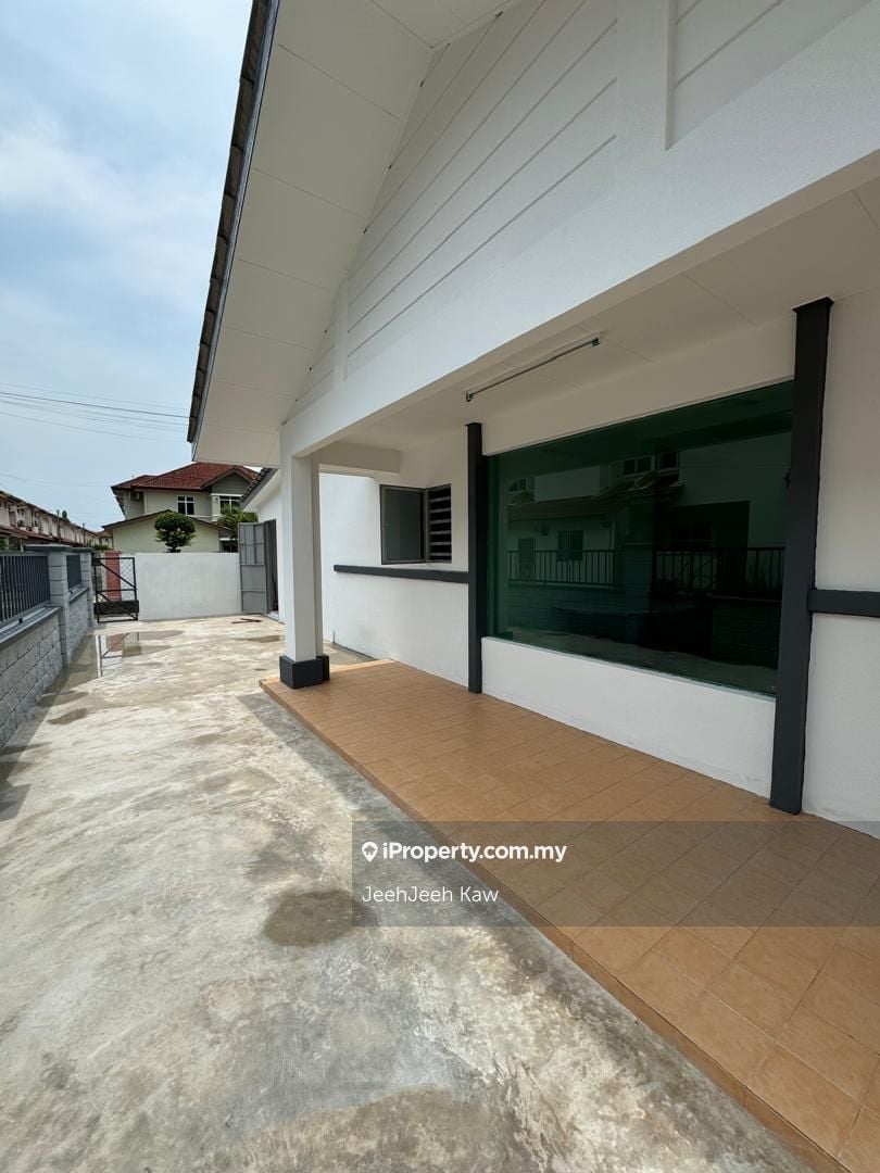 Corner Unit 2 Sty Terrace House For Rent @ Laguna Merbok