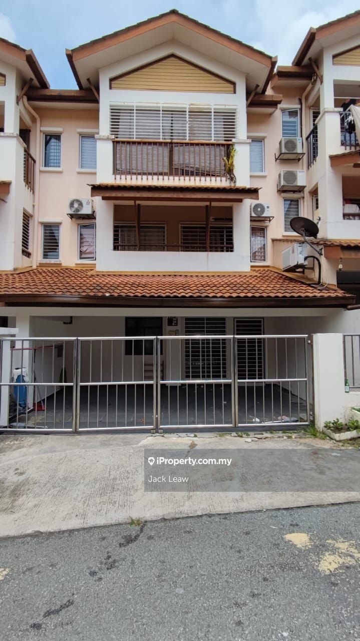 Taman amansiara, Batu Caves Intermediate Townhouse 3 bedrooms for rent
