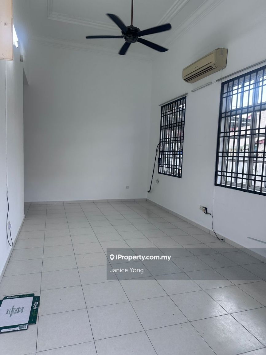 KCC Taman Gemilang Kulai, Kulai Corner lot 1sty Terrace/Link House 3 bedrooms for rent
