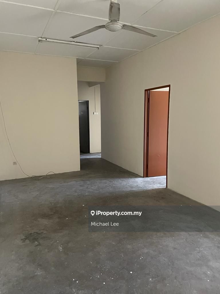 Puchong Utama Court 2 Intermediate Apartment 3 bedrooms for sale in