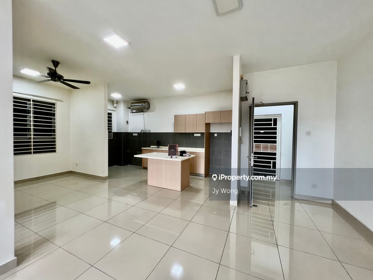 Low floor, kitchen cabinet, 4 unit air cond