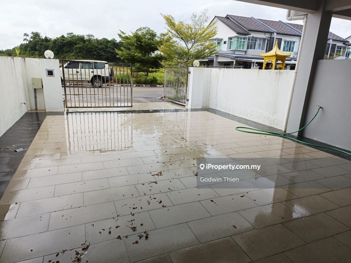 Uni Central, Kota Samarahan 1sty Terrace/Link House 4 bedrooms for
