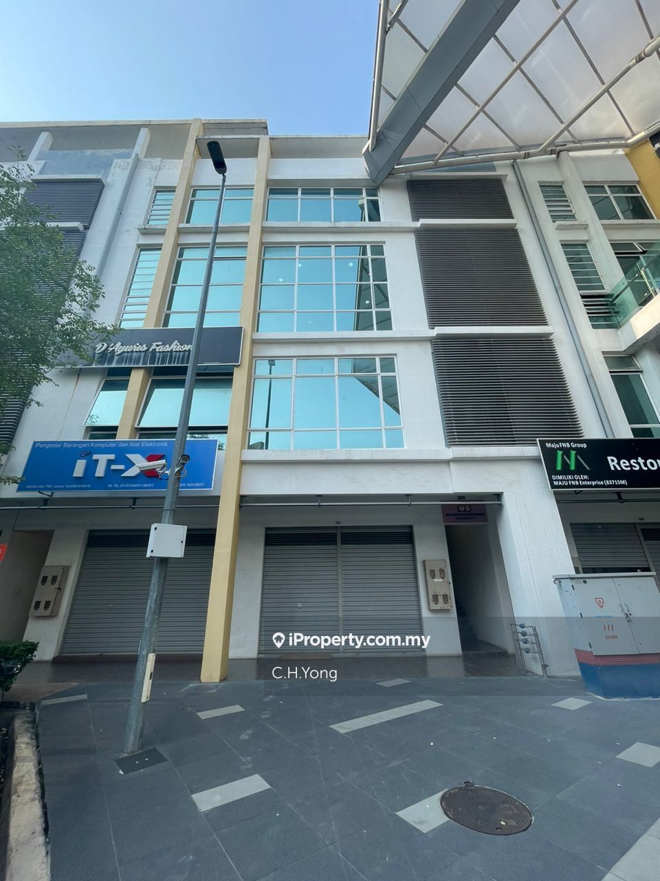 The Atmosphere, Ground floor shop, bandar putra permai, Seri Kembangan