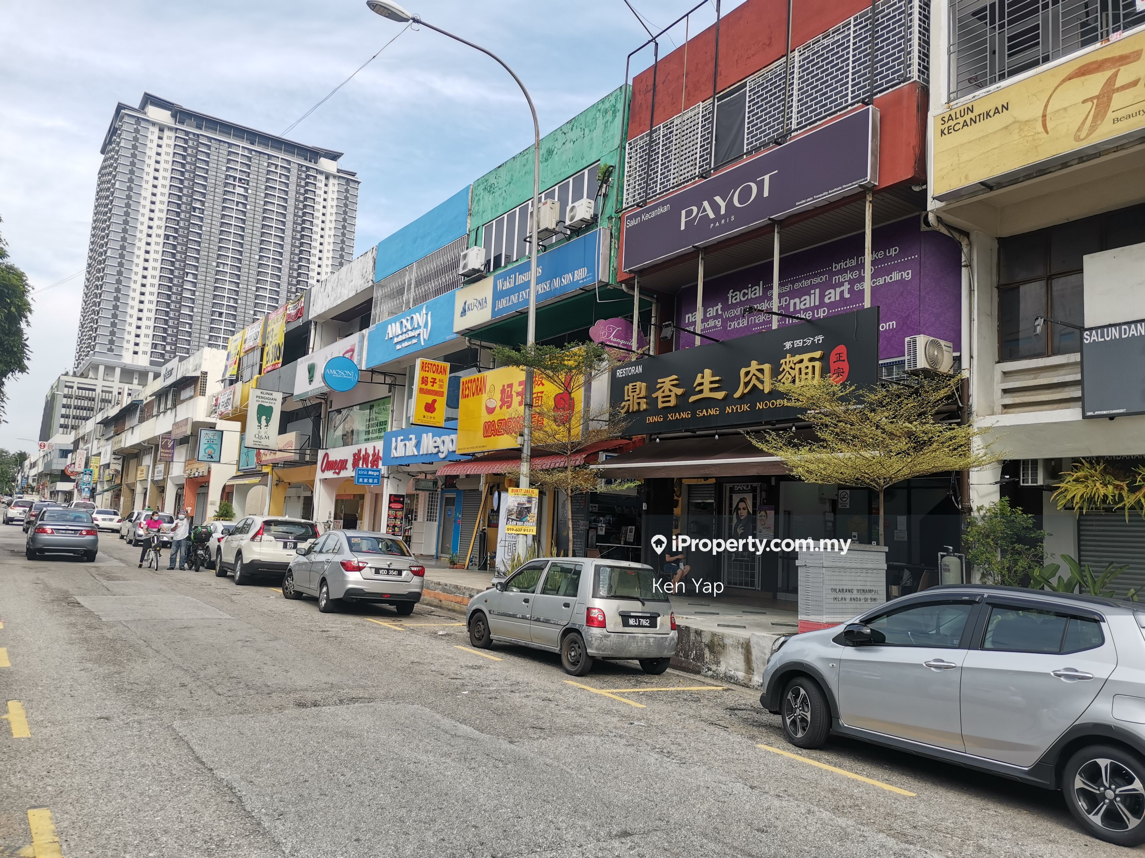 Jalan Radin Tengah, Sri Petaling