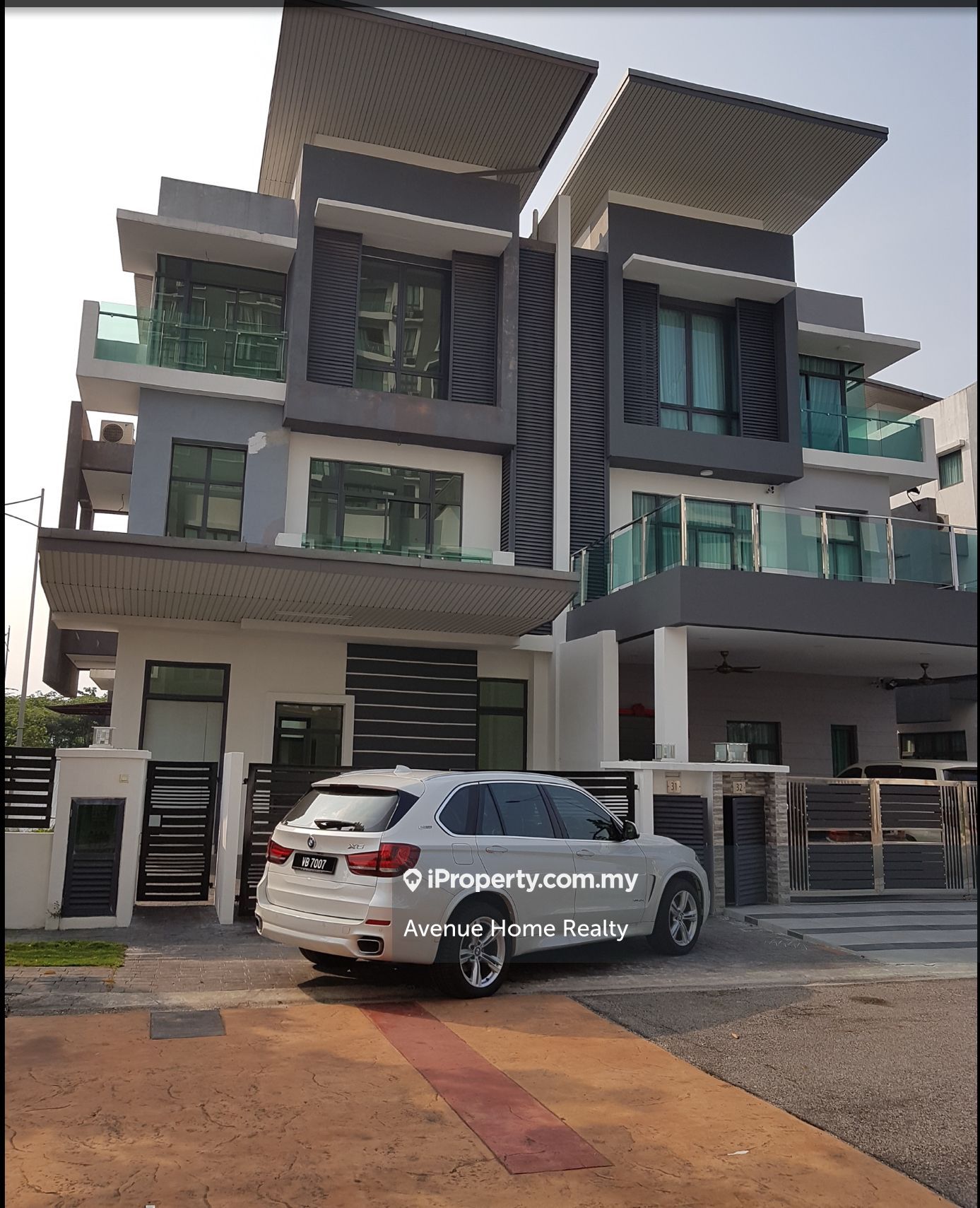 Subang Jaya End lot Semidetached House 6+1 bedrooms for sale