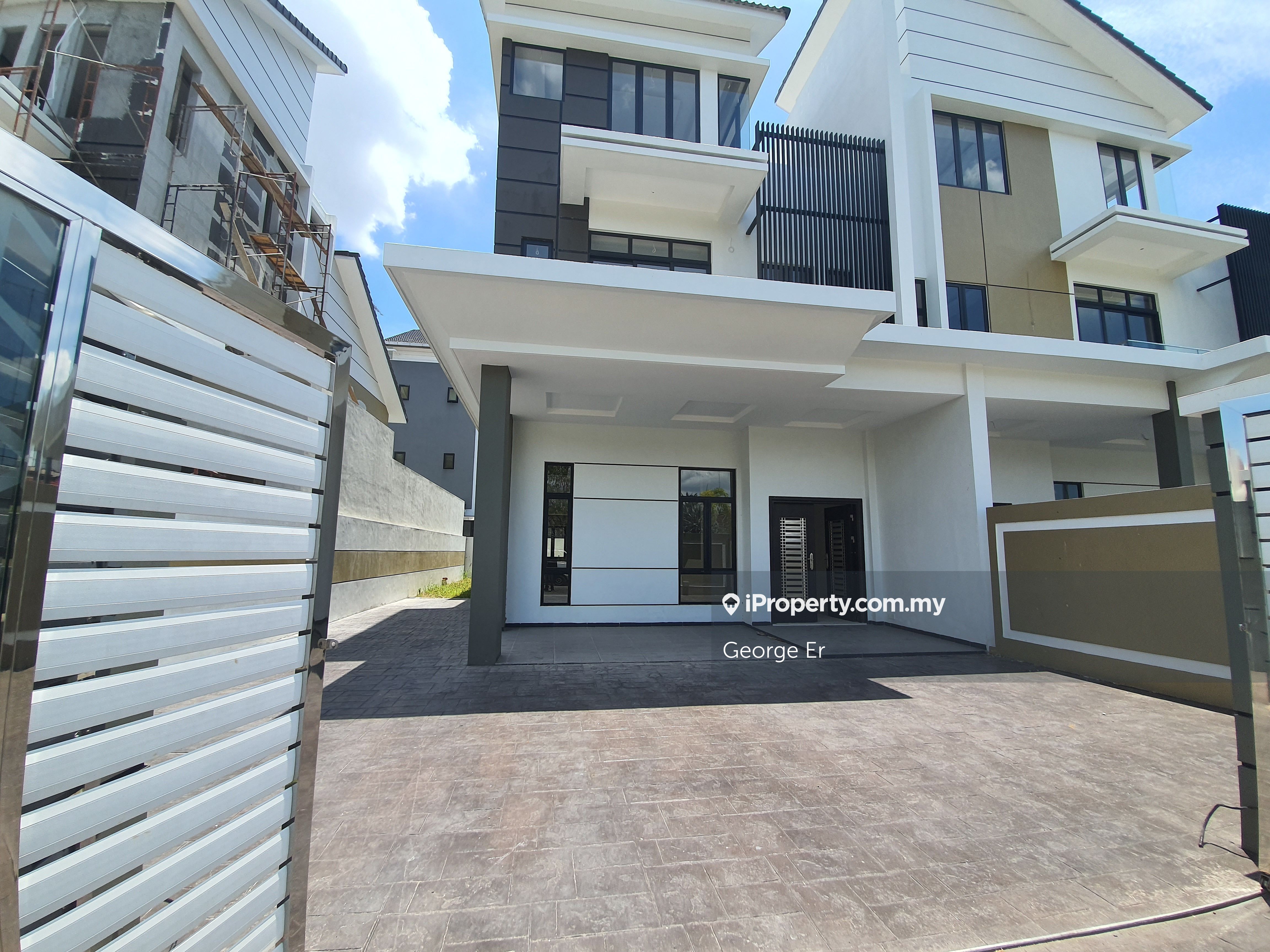 Muar Semi-detached House 5 Bedrooms For Sale 