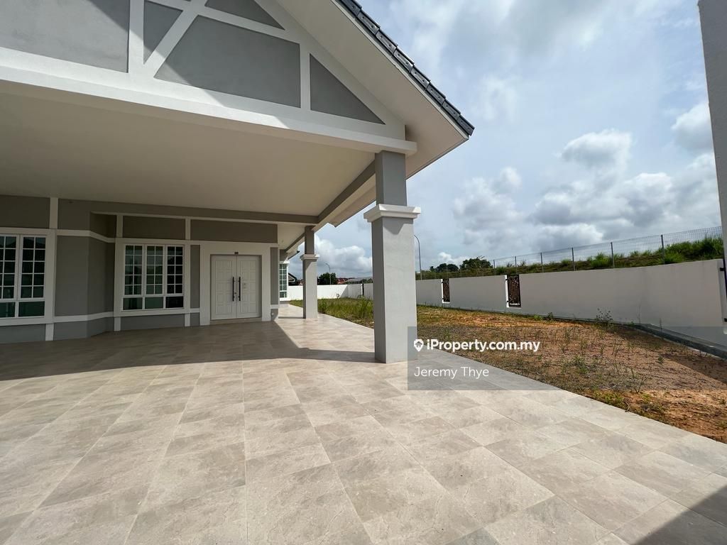 Kluang Taman Parkland Single Storey BungalowCorner, Kluang Corner lot Bungalow 6 bedrooms for