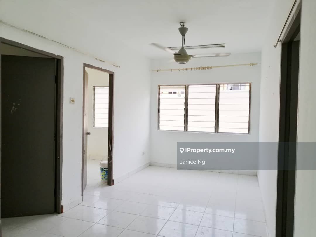 Pangsapuri Seri Saujana Intermediate Apartment 3 Bedrooms For Sale In Bandar Saujana Putra Selangor Iproperty Com My