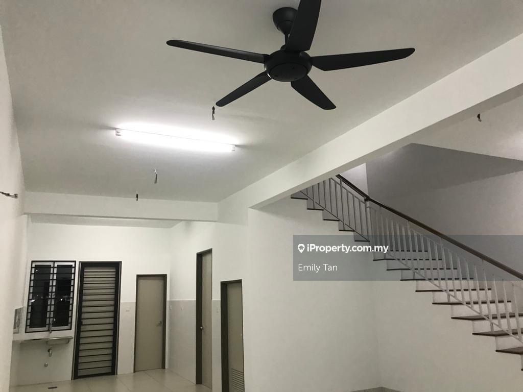 Kota Bayuemas near Bandar Parklands Klang, Klang 2sty Terrace/Link House 4 bedrooms for rent