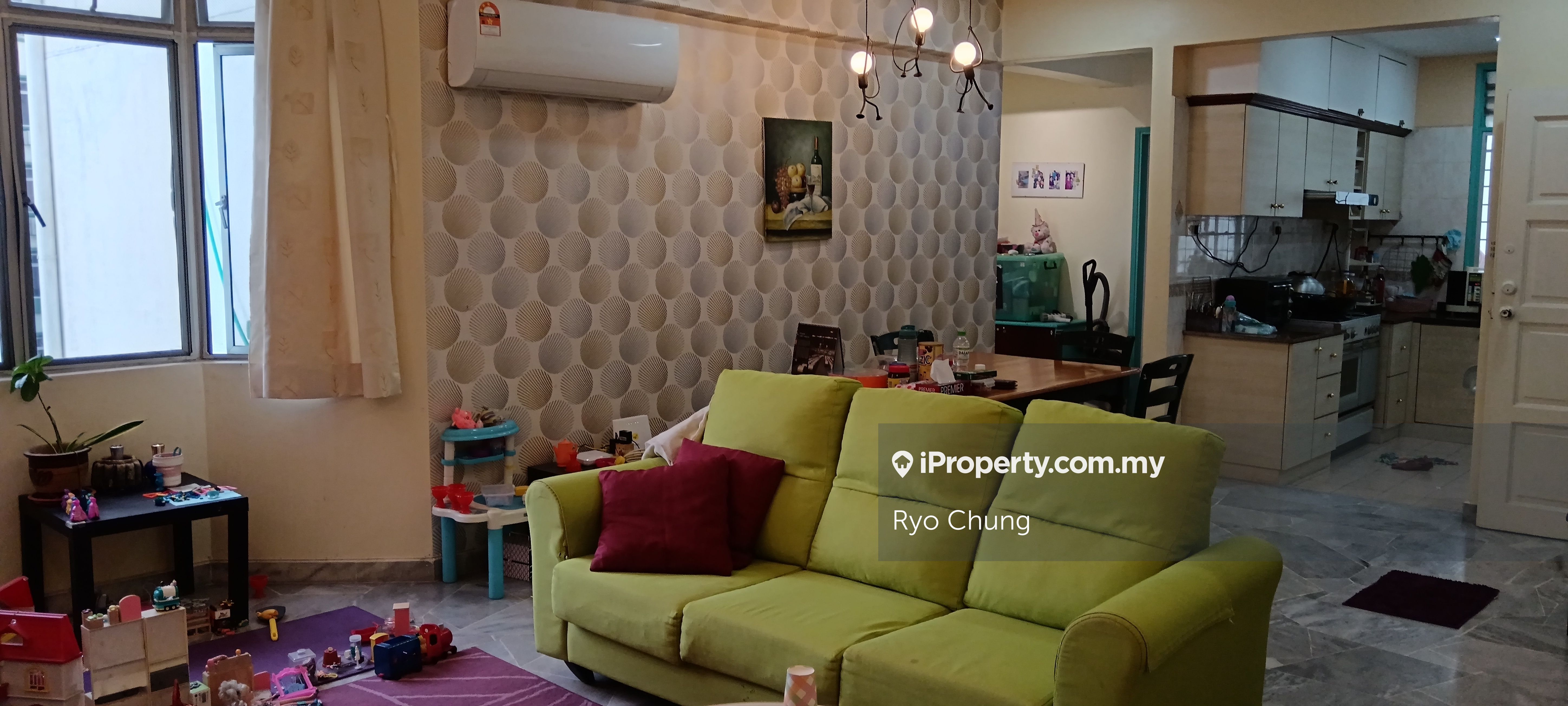 Freehold Spacious Apartment for Rent! Walking distance to LRT.