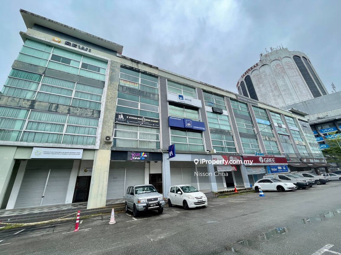 Beside Saberkas, Kuching Shop for rent