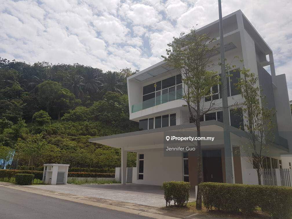 Aspen, Garden Residence, Cyberjaya End lot Bungalow 8+1 bedrooms for