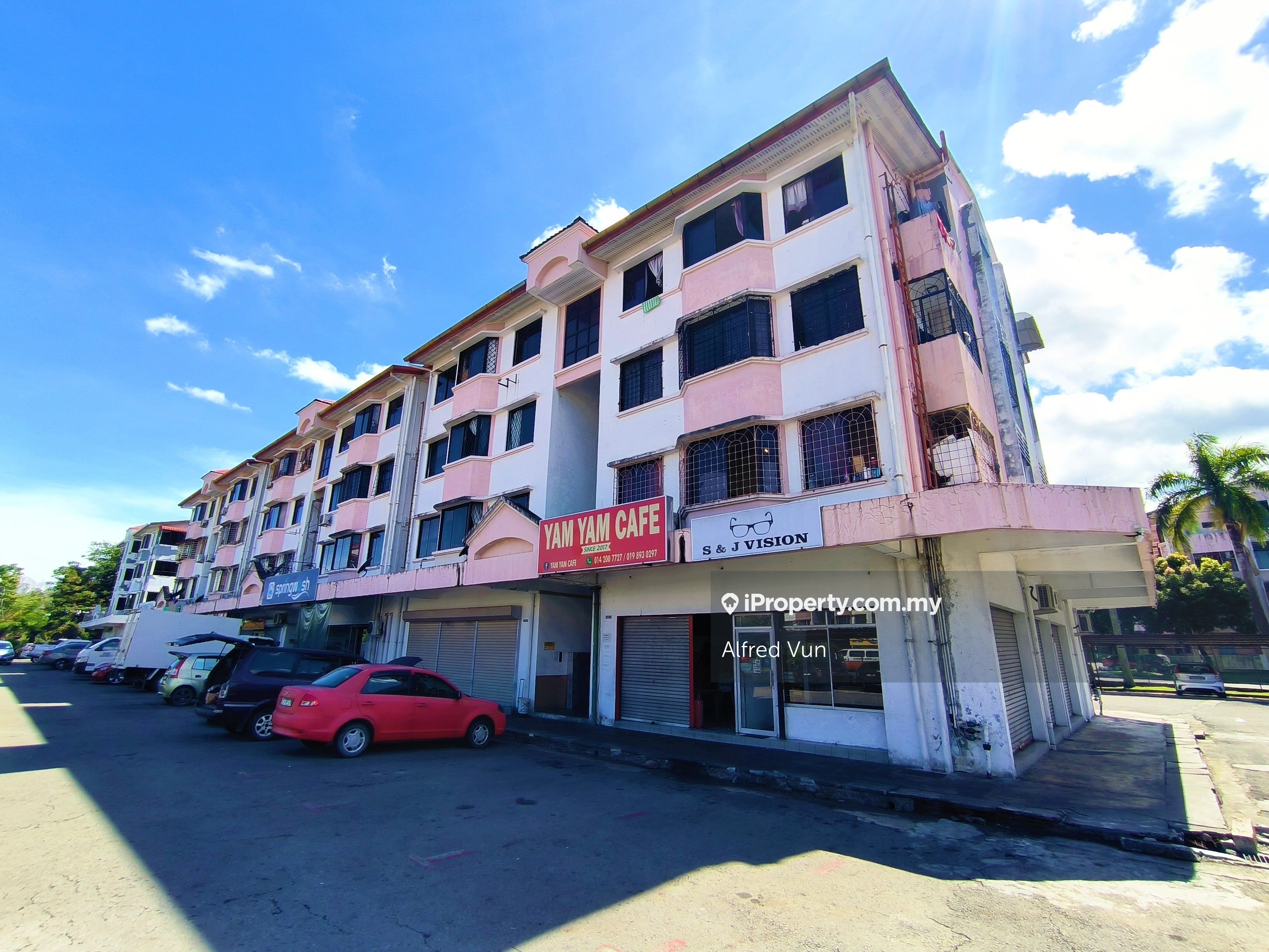 Beverly Hills 1 Corner lot Apartment 2 bedrooms for sale in Kota