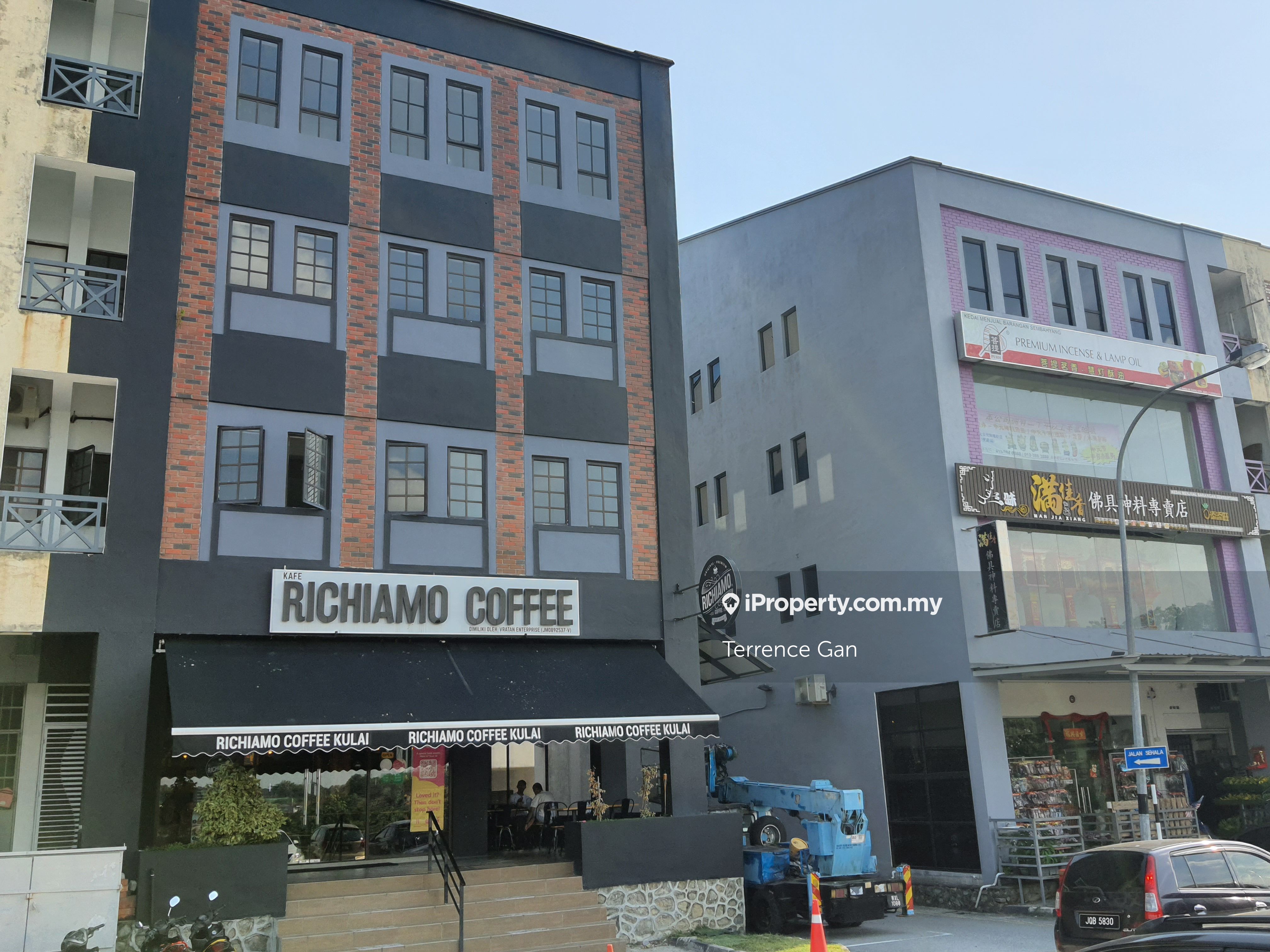 KULAI INDAHPURA END LOT BIGGER SIZE 4 STOREY SHOP NEAR CIMB BANK JUSCO