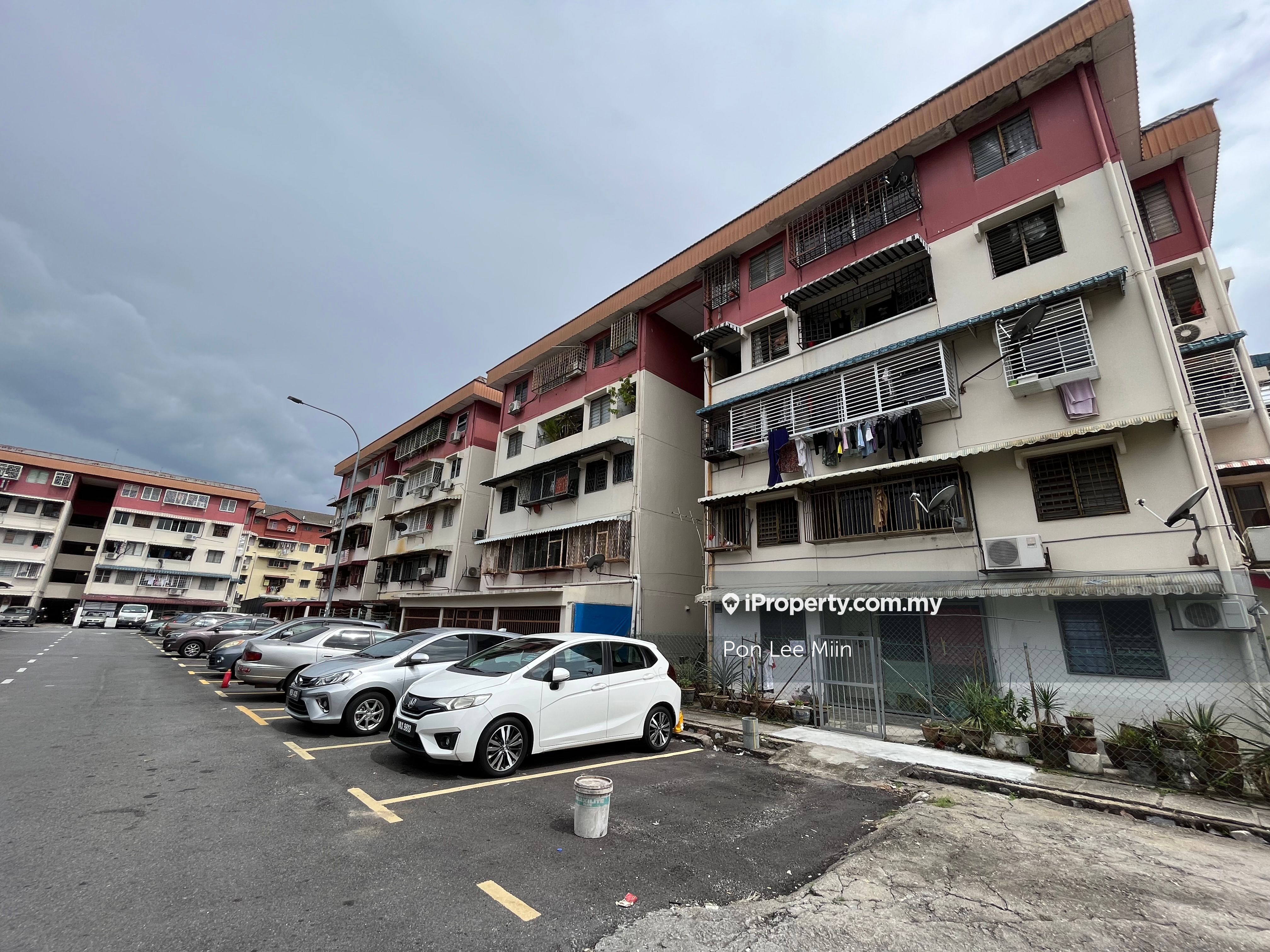 Taman Pandan Jaya End lot Flat 3 bedrooms for sale in Cheras, Selangor