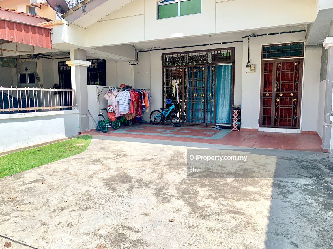 Bandar Putra, Kulai Intermediate 2sty Terrace/Link House 4 bedrooms