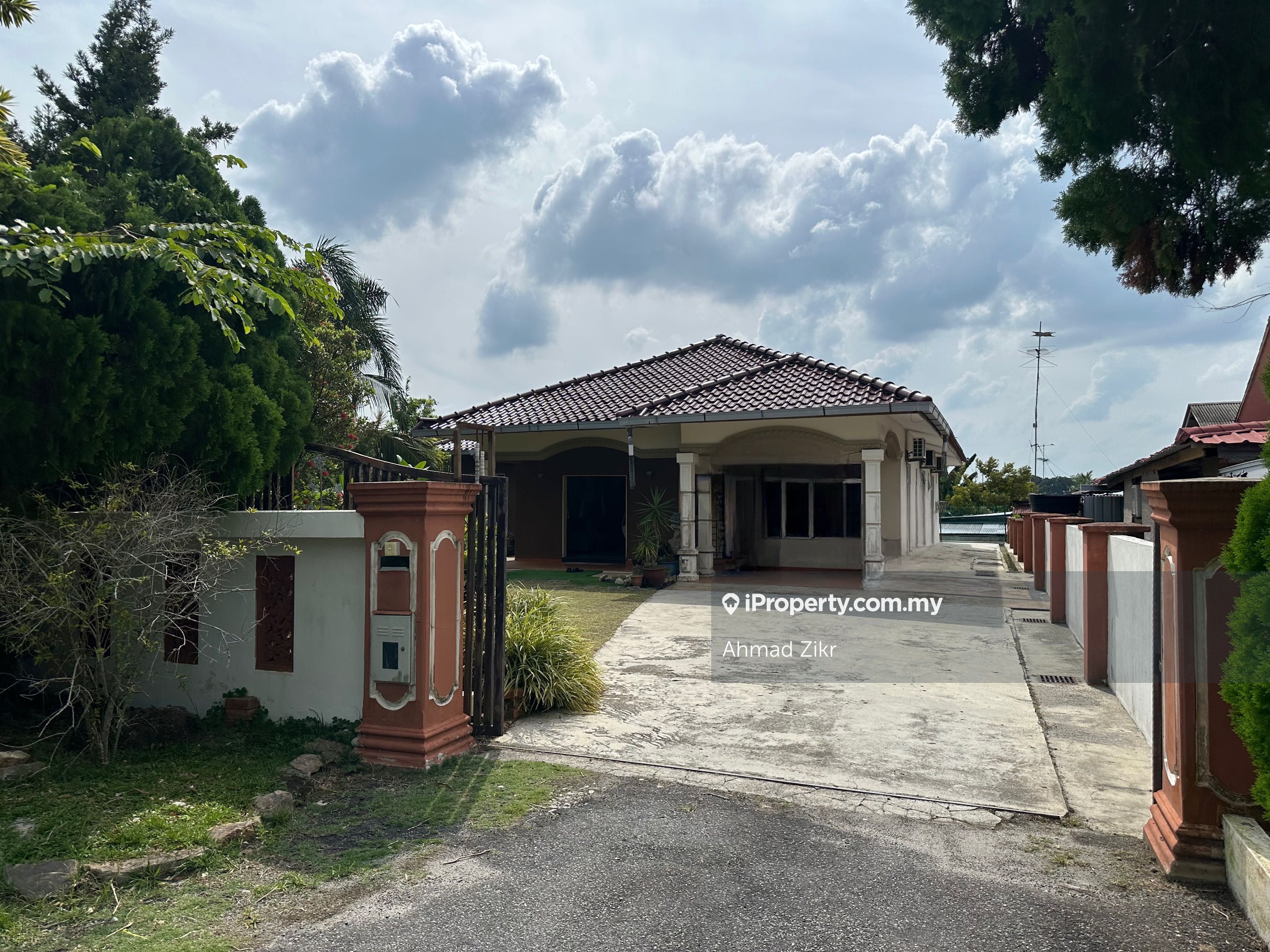 Batu Pahat Bungalow 4 bedrooms for sale