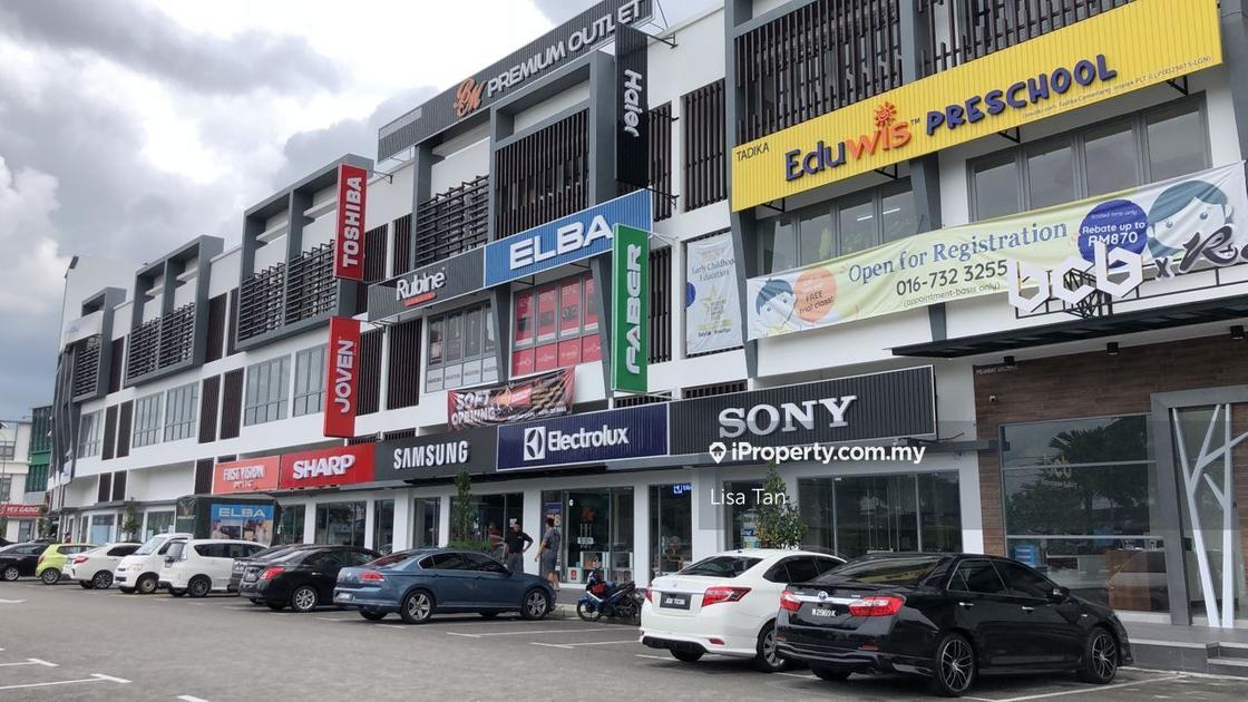 Versis Batu Pahat, Batu Pahat Shop for sale