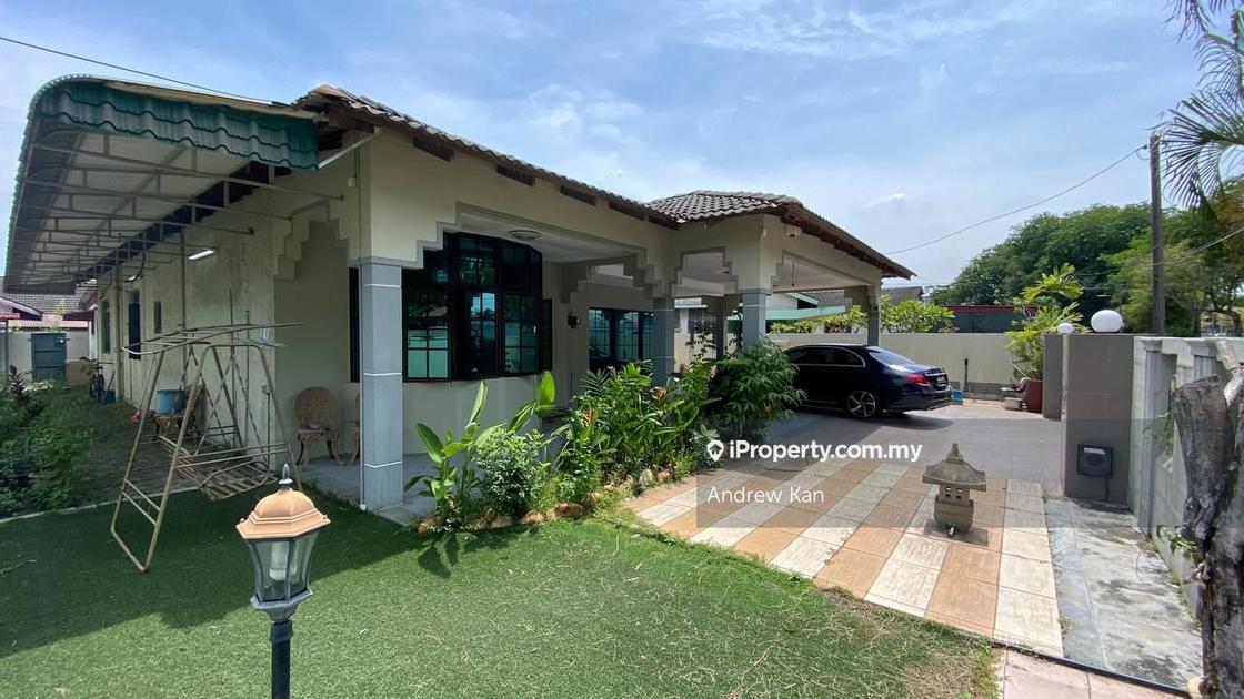 Taman Canning, Ipoh Intermediate Bungalow 4+1 bedrooms for sale