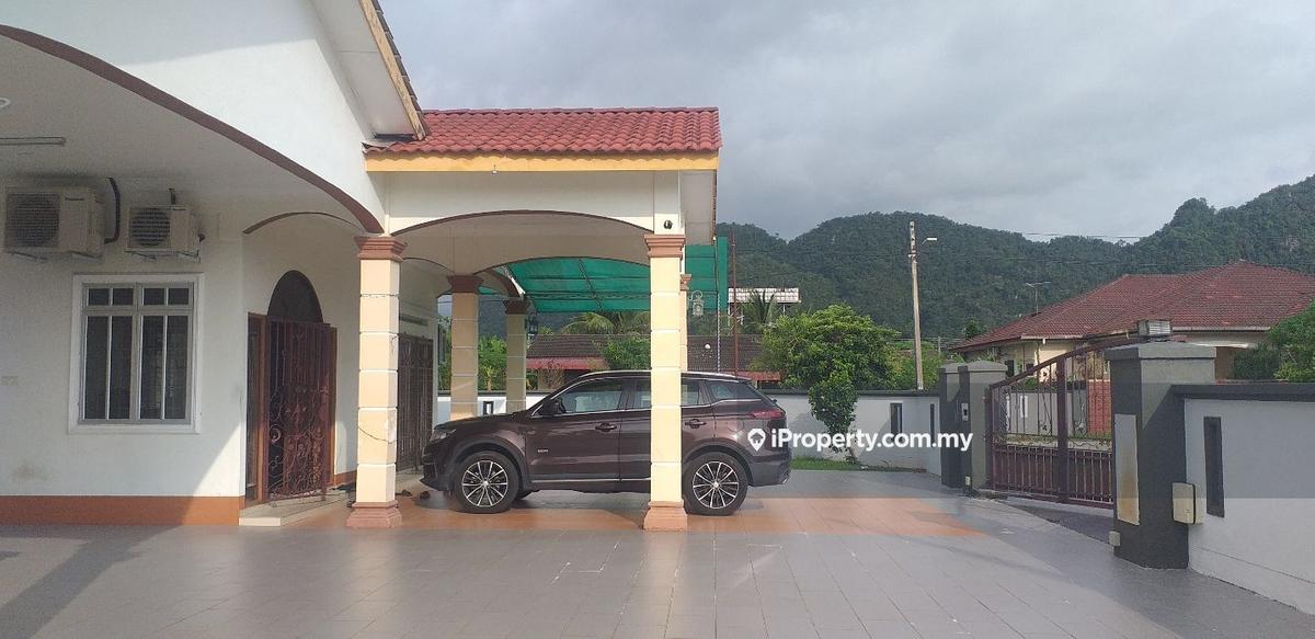 Rapat Setia, Gunung Rapat, Ipoh Corner lot Bungalow 4+1 bedrooms for