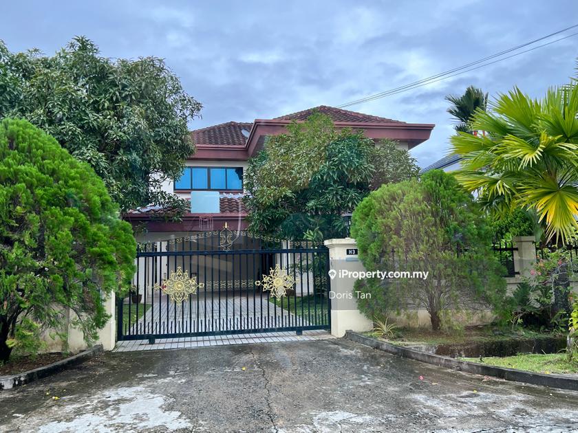 Likas, Kota Kinabalu Bungalow 5+1 Bedrooms For Sale 