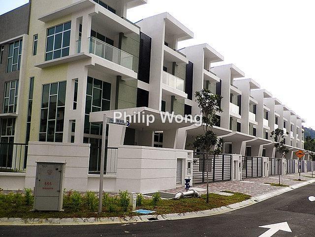Rumah Berangkai 3 Tingkat untuk Dijual di Desa Park Serdang Seri Kembangan, Seri Kembangan oleh Philip Wong - iProperty.com.my