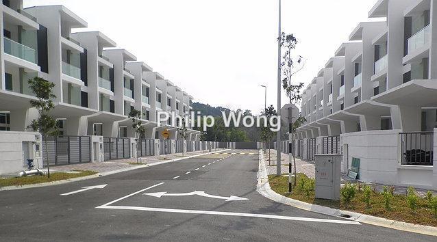 Rumah Berangkai 3 Tingkat untuk Dijual di Desa Park Serdang Seri Kembangan, Seri Kembangan oleh Philip Wong - iProperty.com.my
