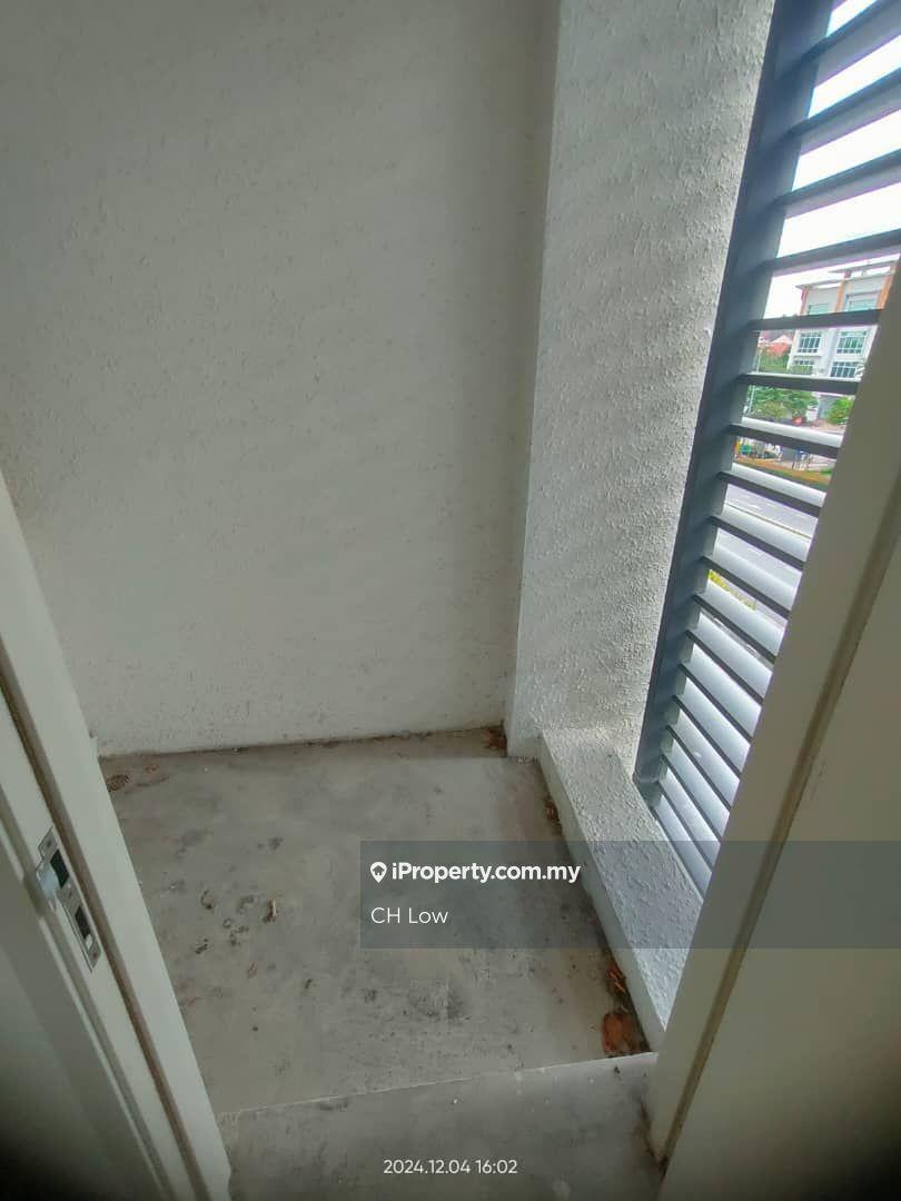 Office for Rent in Pusat Bandar Putra Permai, Seri Kembangan by CH Low - iProperty.com.my