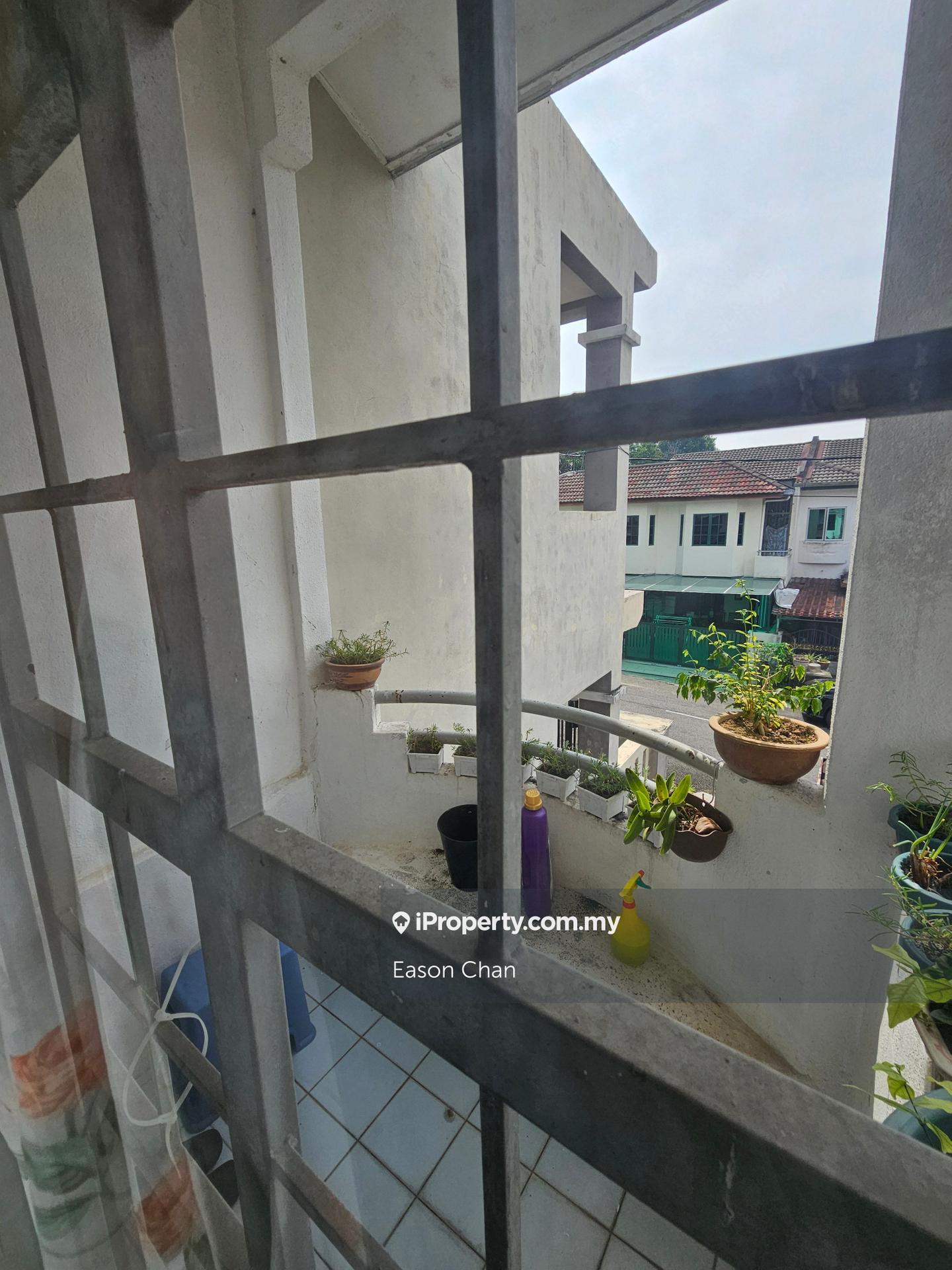 Rumah Berangkai 2 Tingkat untuk Dijual di Taman Desa Serdang, Seri Kembangan oleh Eason Chan - iProperty.com.my