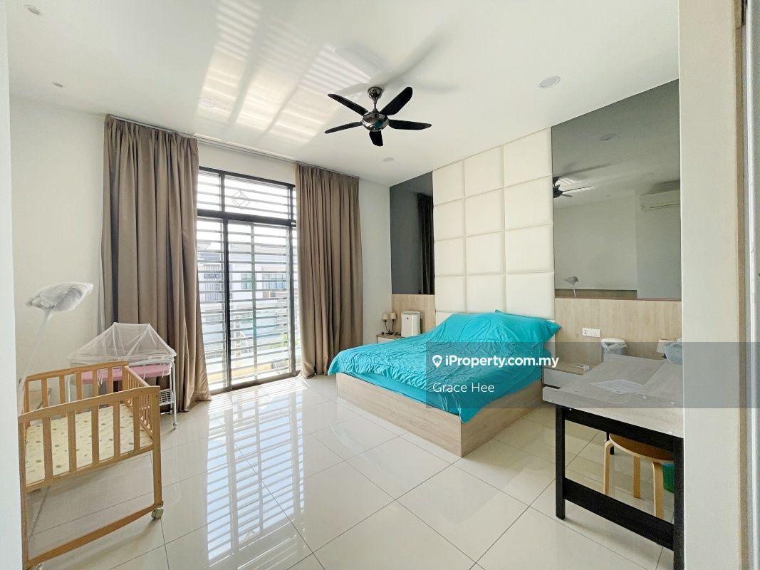 Rumah Berangkai 3 Tingkat untuk Dijual di Taman Bukit Serdang, Seri Kembangan oleh Grace Hee - iProperty.com.my