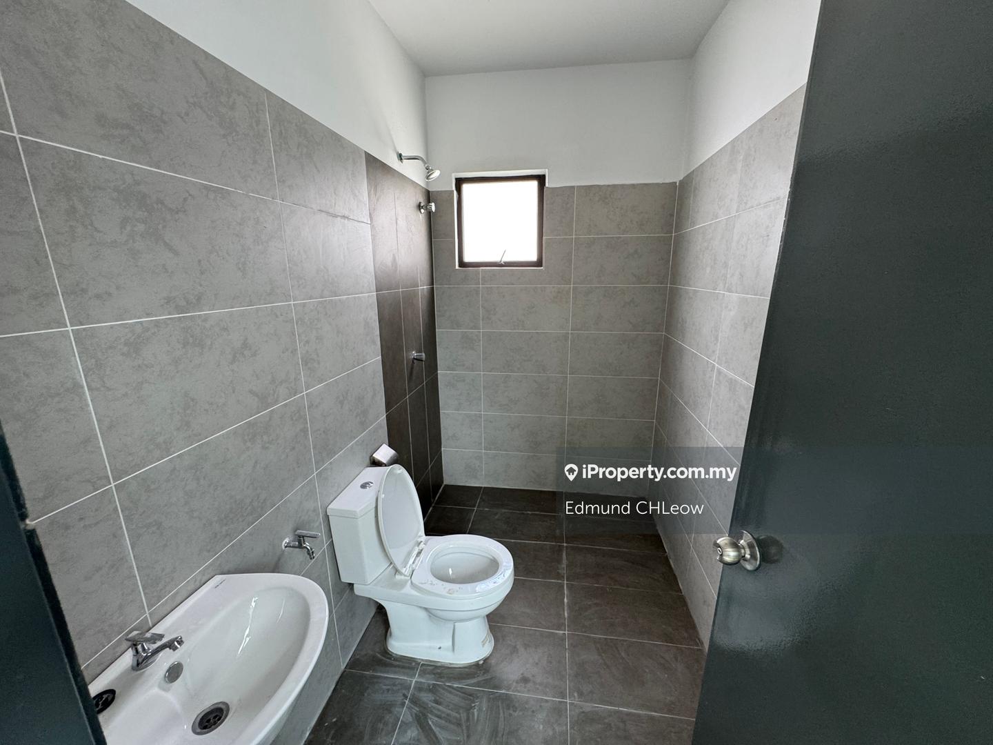 Rumah Berkembar untuk Dijual di Taman Anggun, Rawang oleh Edmund CHLeow - iProperty.com.my