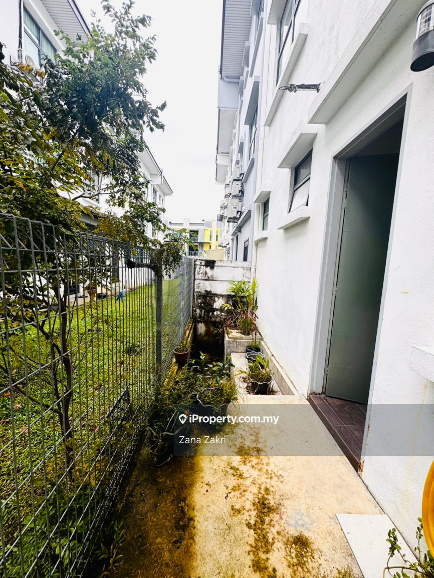 Rumah Berangkai 3 Tingkat untuk Dijual di TAMAN UKAY TROPIKA, Ampang oleh Zana Zakri - iProperty.com.my