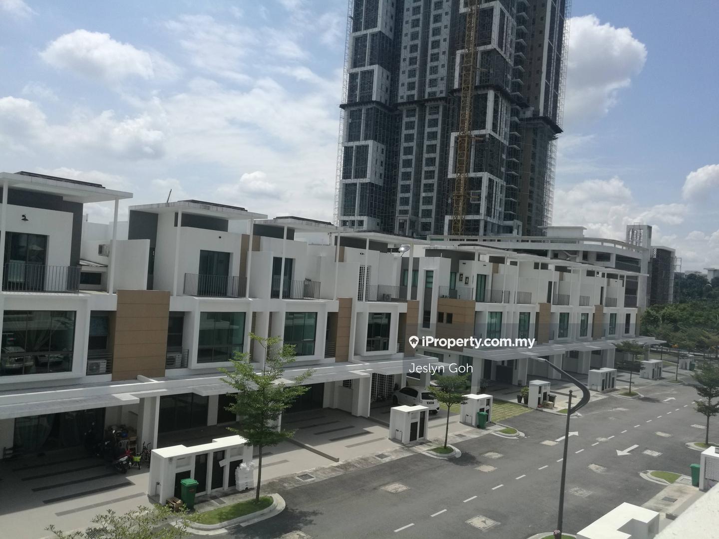 Rumah Berangkai 3 Tingkat untuk Dijual di Lake Point Residences Villa, Cyberjaya oleh Jeslyn Goh - iProperty.com.my