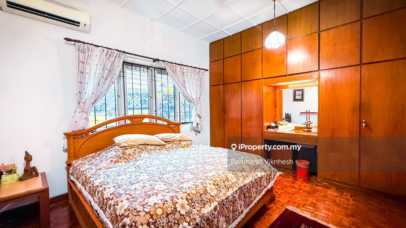 Bungalow House for Sale in Seksyen 5, Petaling Jaya by Bernhardt Viknhesh - iProperty.com.my